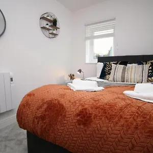 Spacious 2 Bedroom With Free Parking Apartment