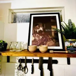 Cosy - Stylish - Close To Centre Apartment